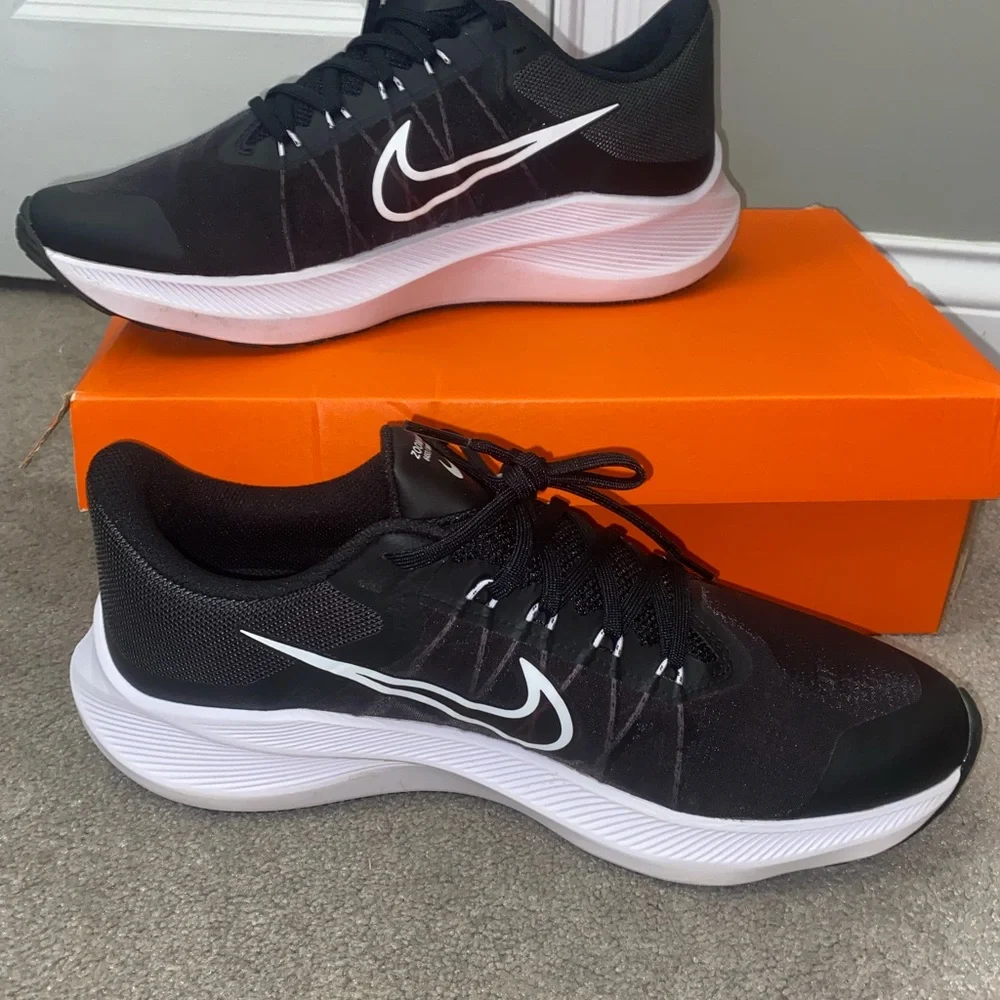 Brand new women’s Nike tennis shoes - Picture 7 of 8